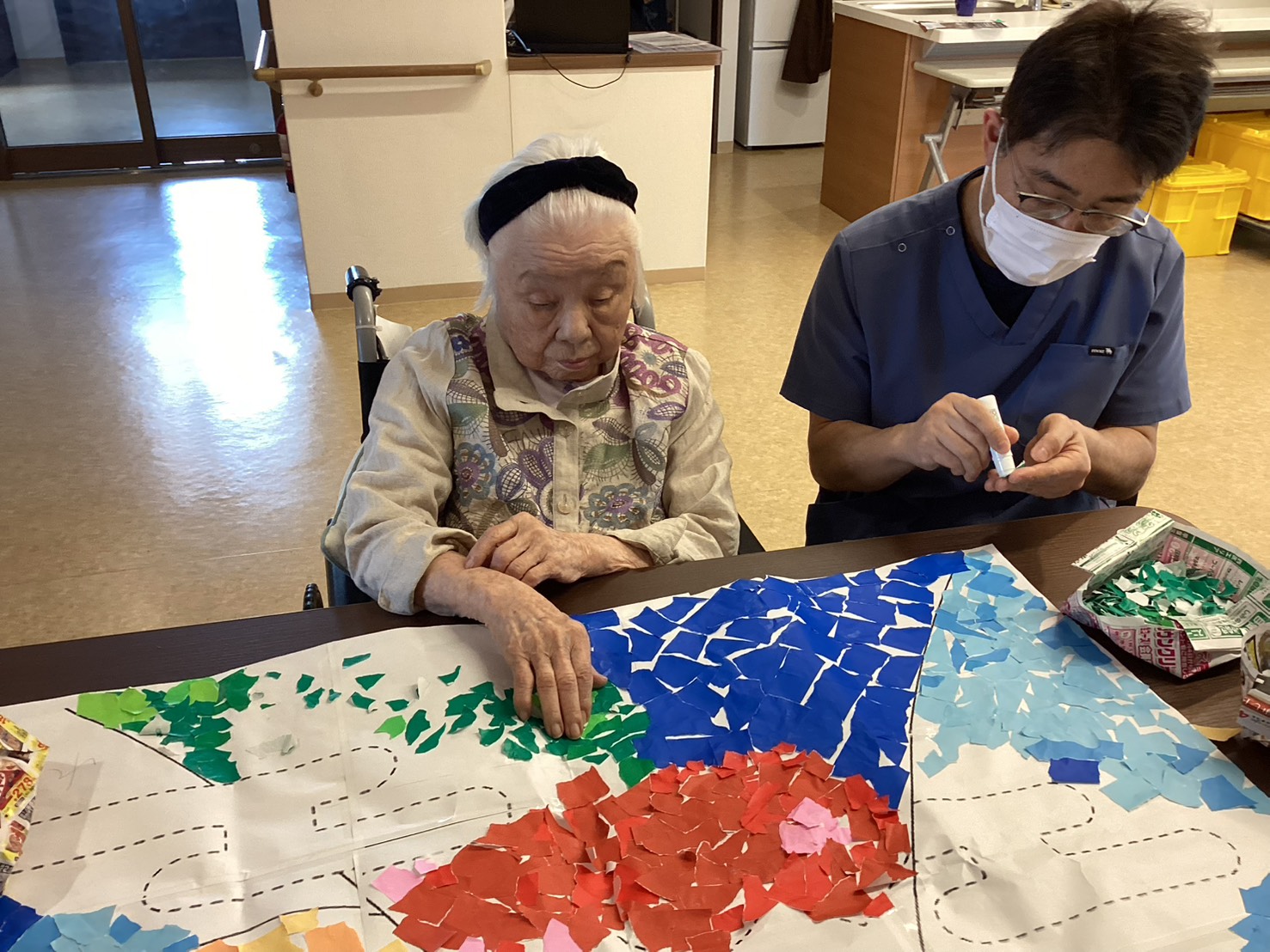 利用者さんと制作レクリエーションを行う様子